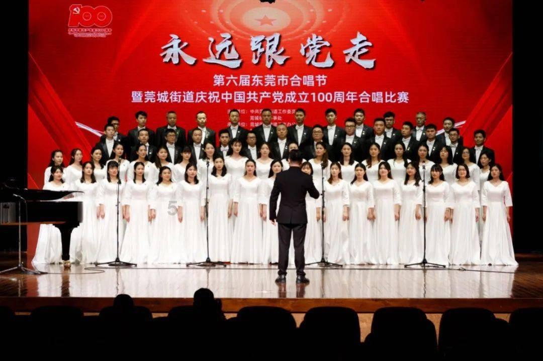 李小萌罕见晒二娃照片,穿条纹睡衣扎丸子头,圆脸、微胖真减龄